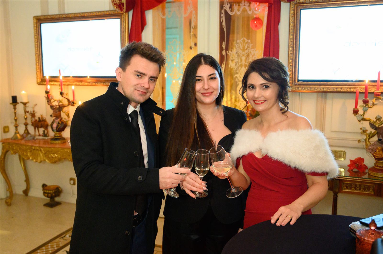 Toast de bun venit lângă funda roșie de catifea, petrecerea de Crăciun a companiei