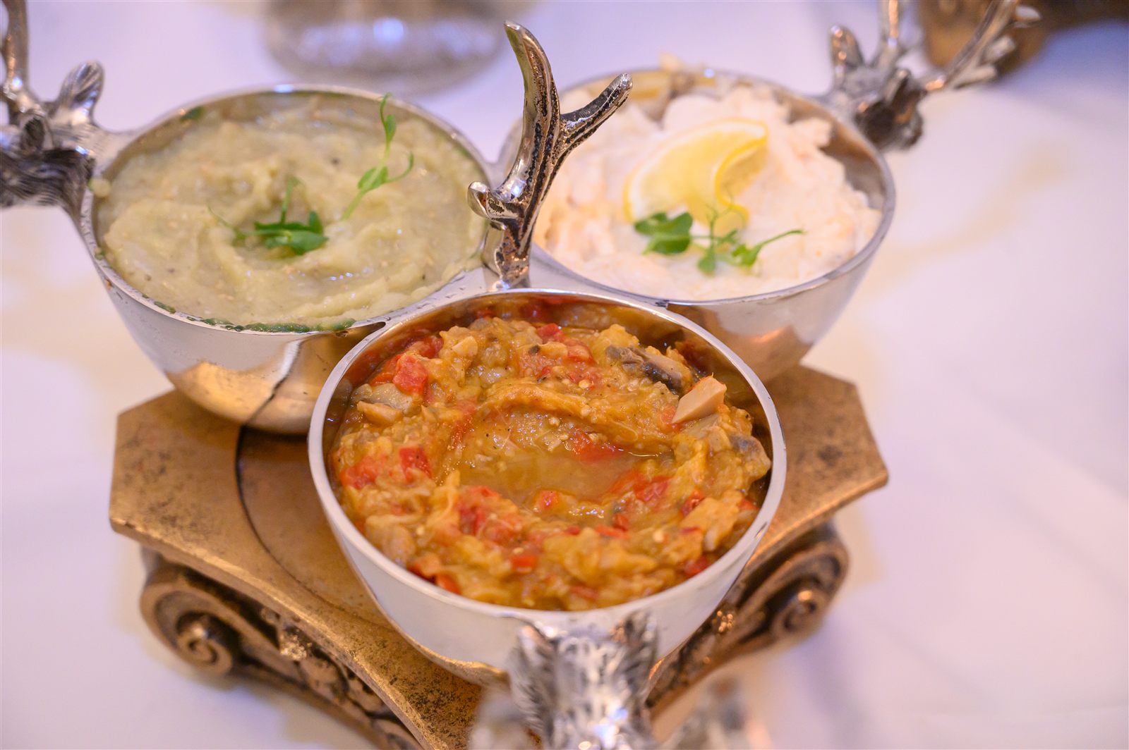Zacuscă și salată de vinete în boluri argintii, bucătăria Palatului Noblesse