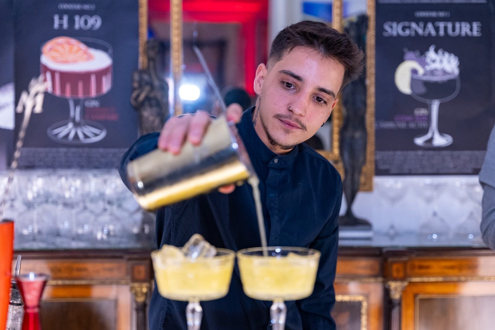 Bartender turnând cocktailul signature H 109, aniversare de firmă la Palatul Noblesse