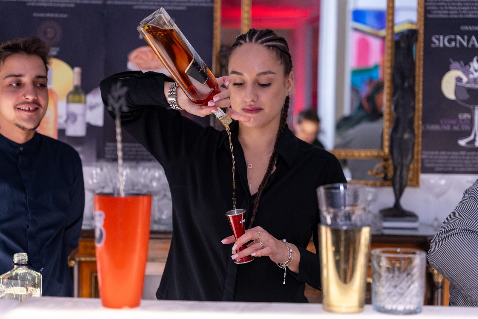 Bartender pregătind un cocktail signature la aniversarea de 20 de ani Răzvan Bârsan + Partners