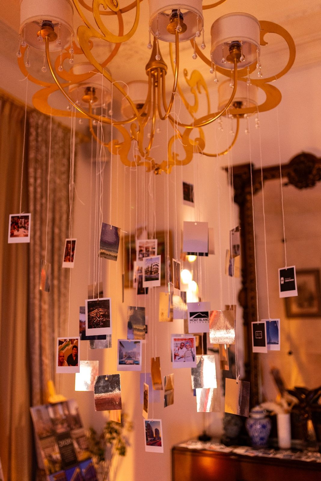 Candelabru și fotografii cu proiectele companiei, expoziție la Palatul Noblesse