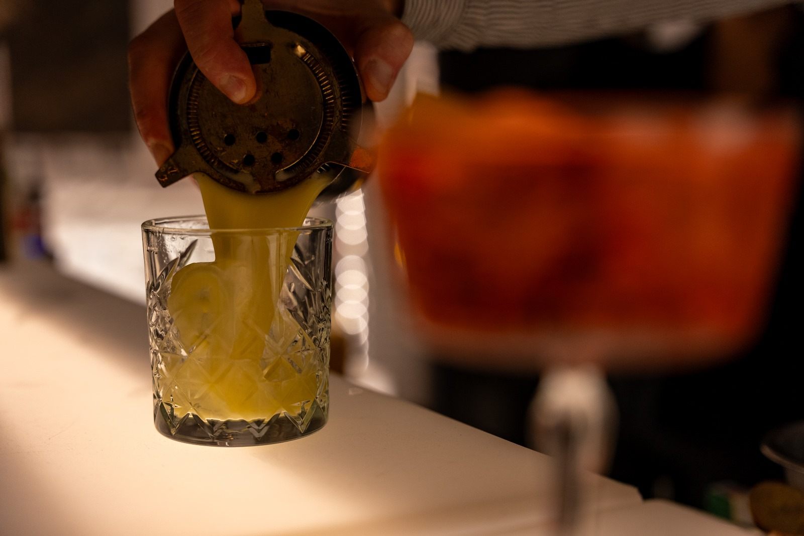 Cocktail turnat în pahar de cristal la petrecerea aniversară a companiei