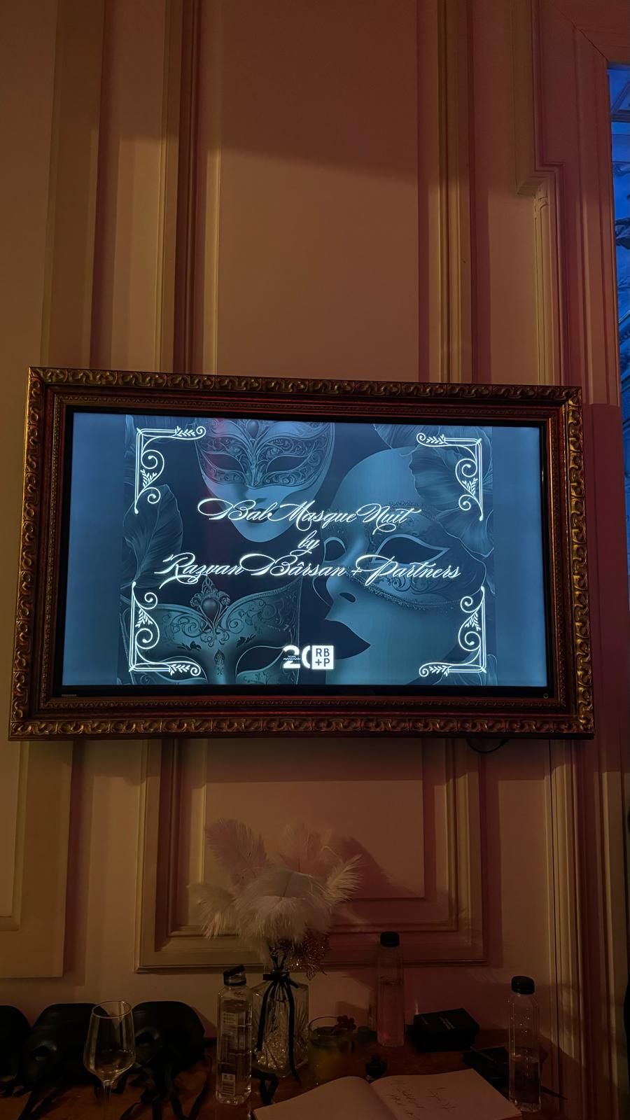 Ecran cu emblema celor 20 de ani în Salonul Regent, aniversare de firmă