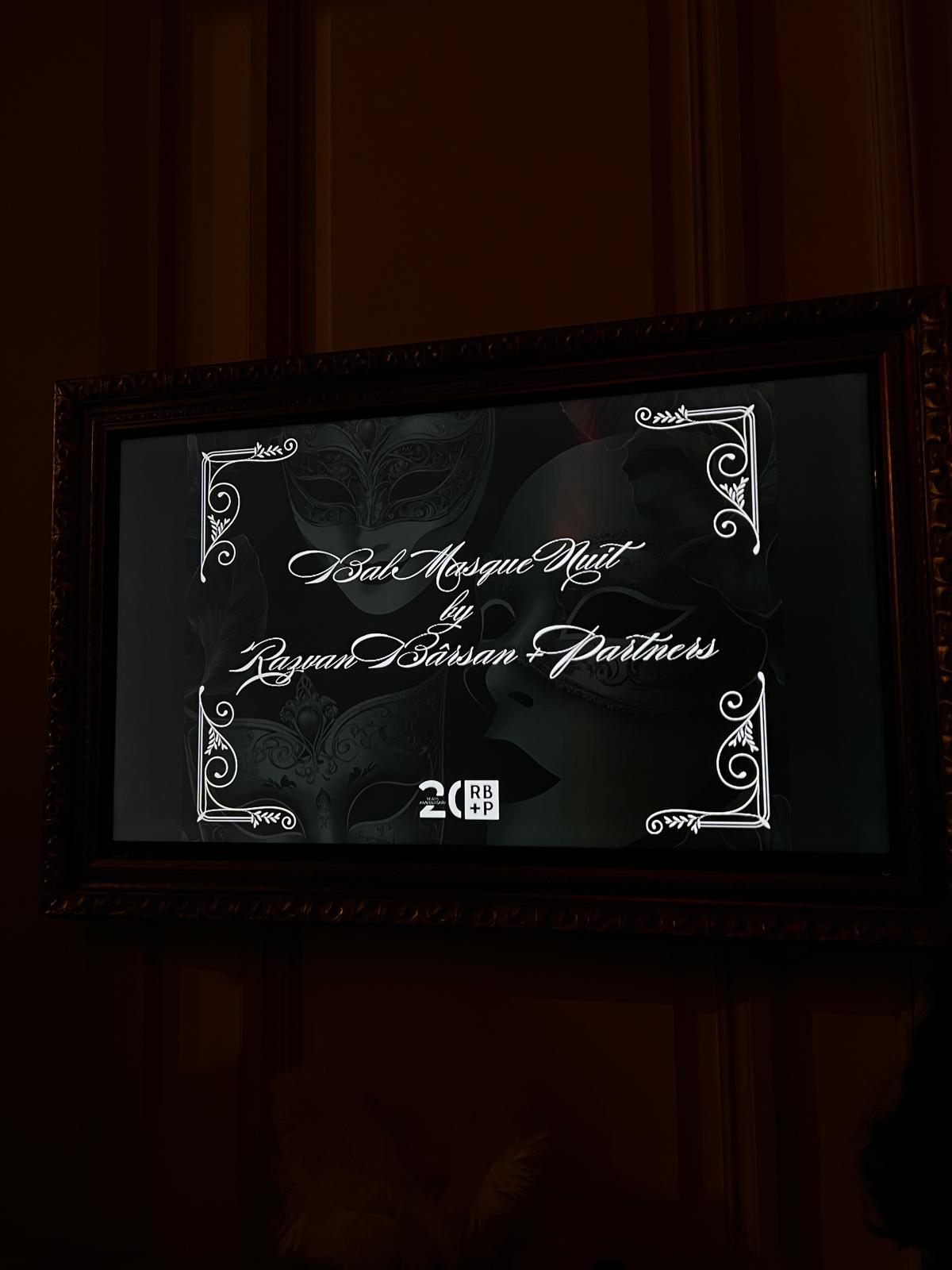 Ecran cu invitația Black Masquerade Night, aniversarea de 20 de ani Răzvan Bârsan + Partners