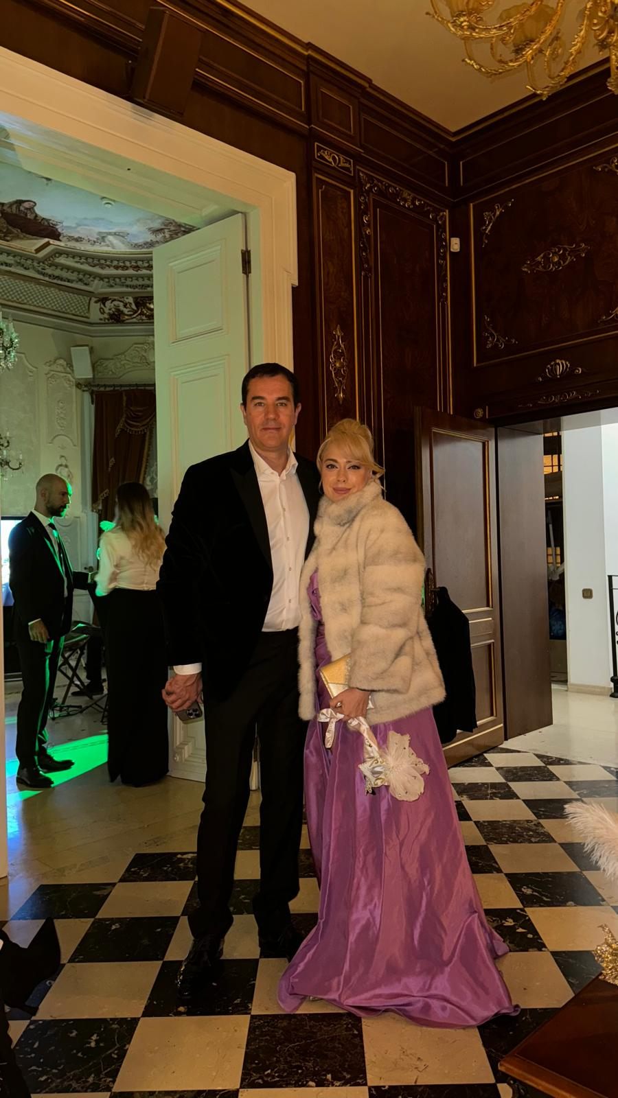 Invitată în ținută de bal mascat în Salonul Regent, cu pardoseală în șah