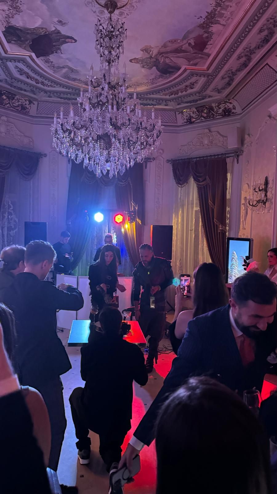 Invitați dansând în salonul Palatului la aniversarea companiei