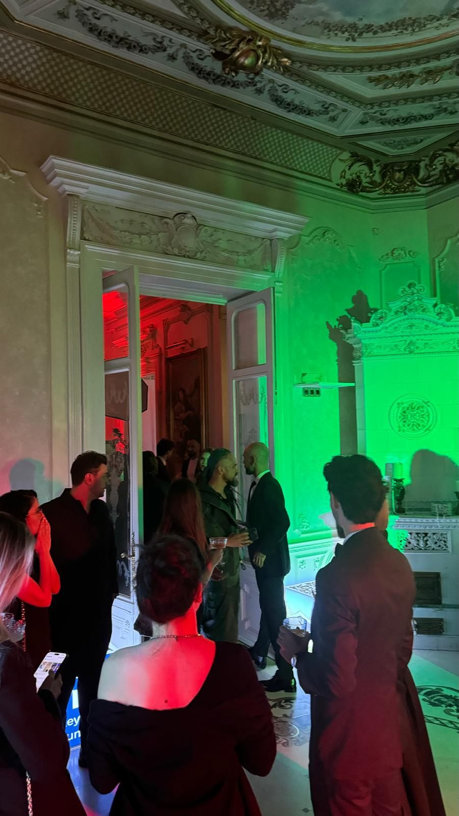 Invitați în salonul luminat în verde, petrecere de firmă
