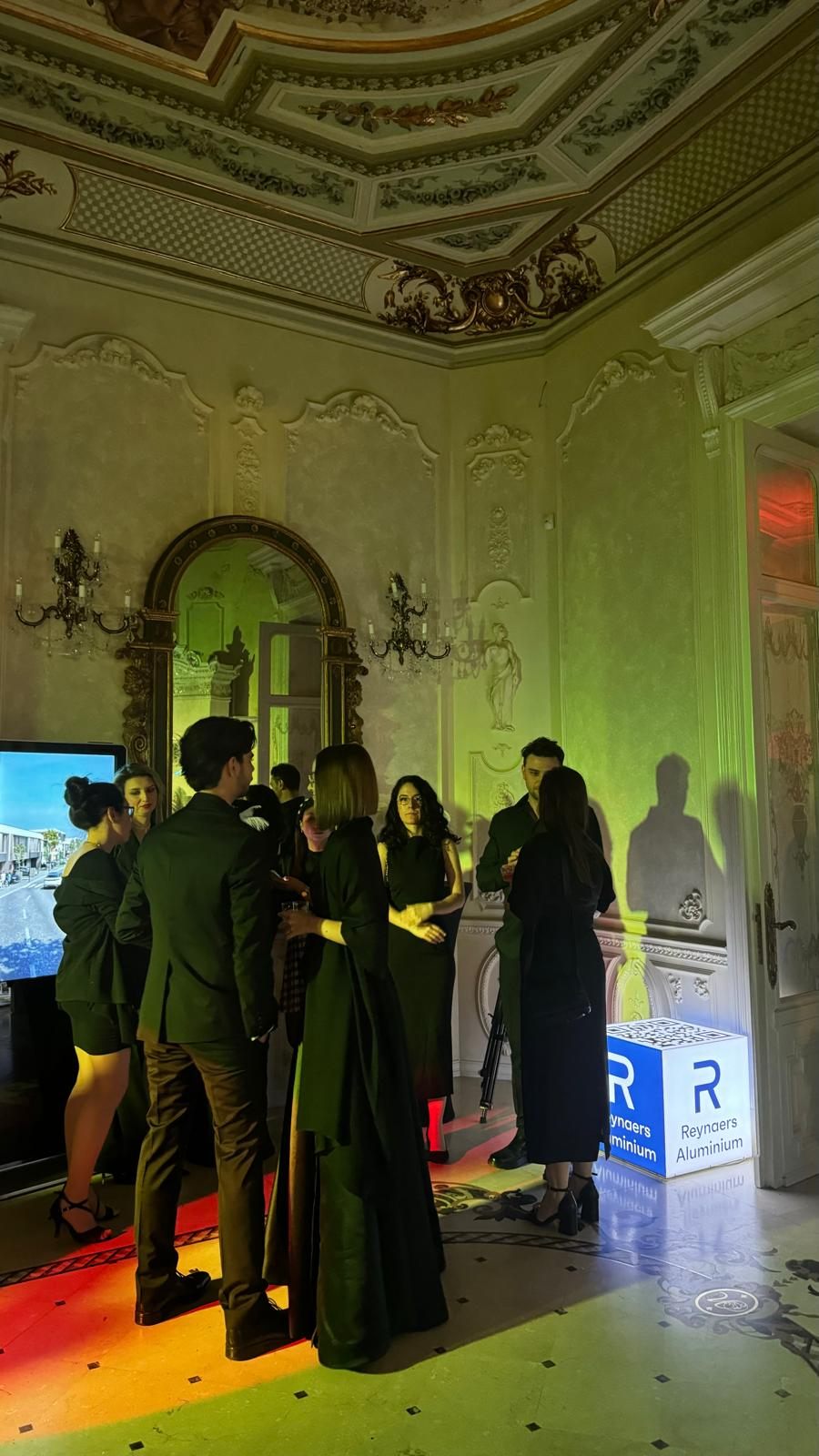 Invitați în lumini verzi la aniversarea de 20 de ani