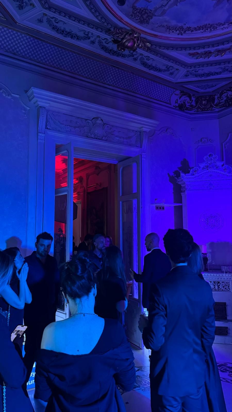 Invitați într-un salon luminat în albastru, aniversare corporate