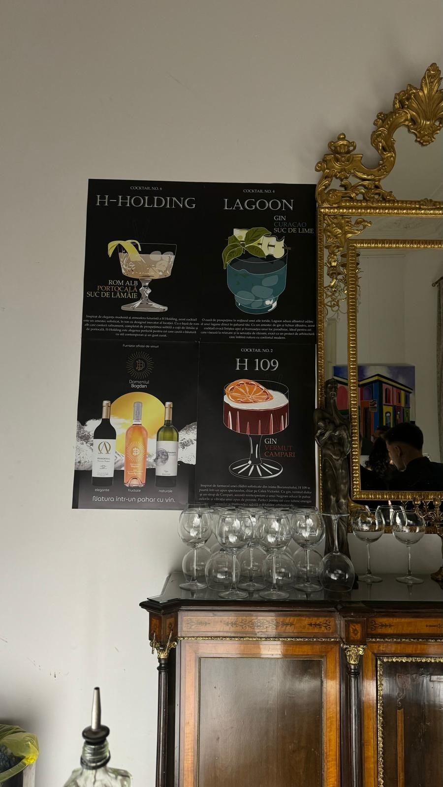 Meniul de cocktailuri signature al aniversării, lângă bar