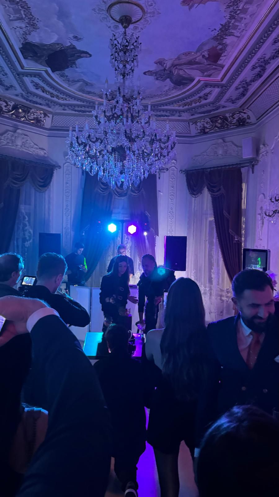 Petrecere sub candelabrul de cristal, lumini de scenă la Palatul Noblesse