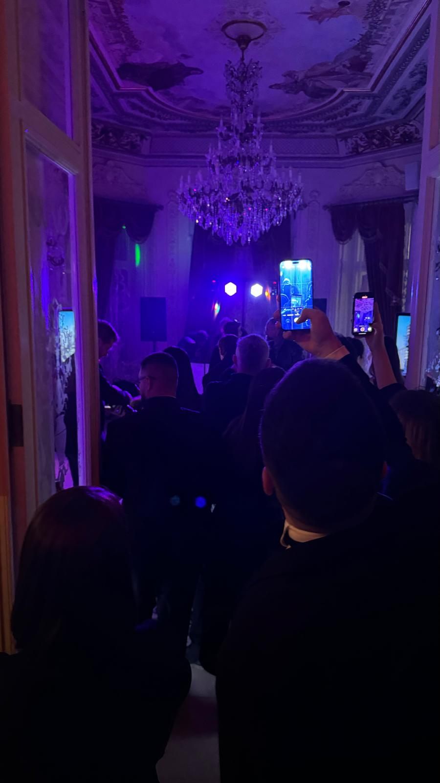 Petrecere în lumini mov la Palatul Noblesse