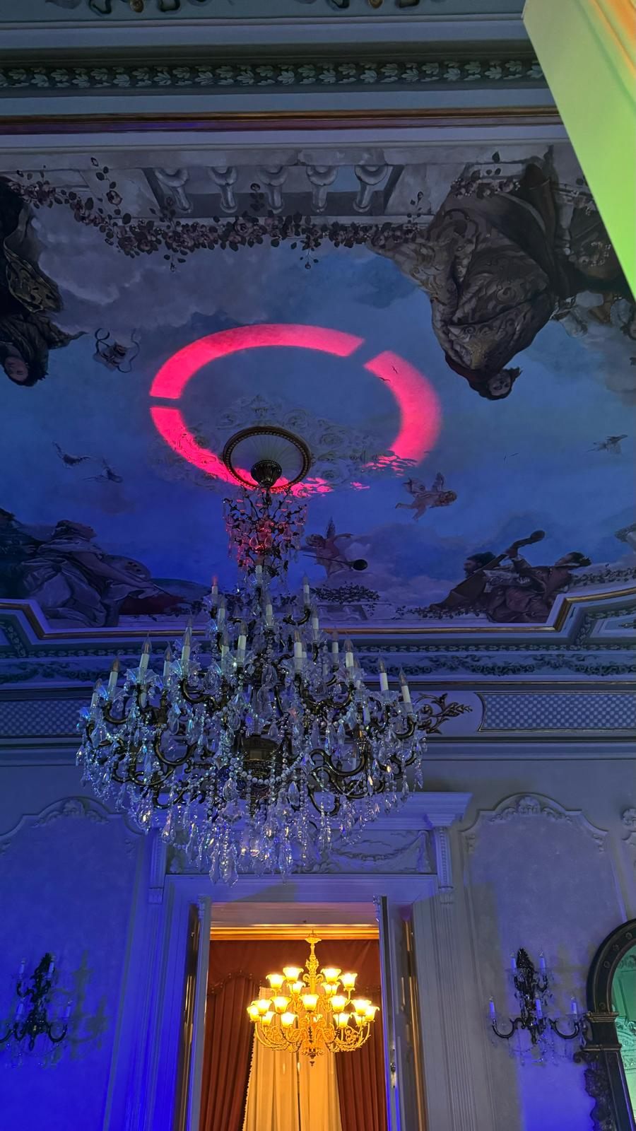 Plafon pictat și candelabru în lumini de petrecere, bal mascat aniversar
