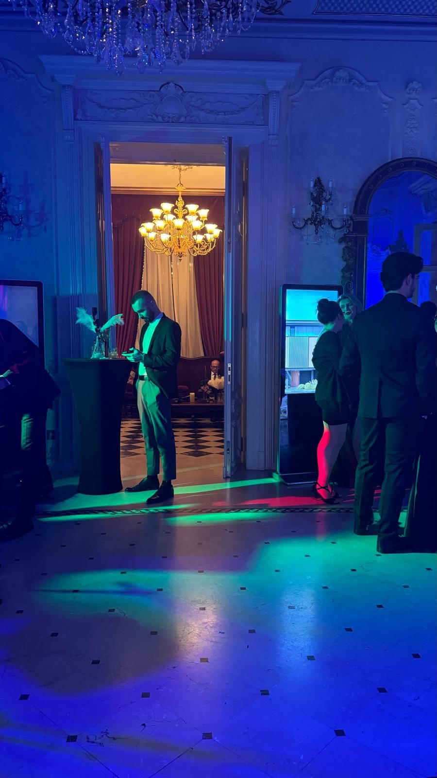 Salon în lumini albastre, ring de dans la aniversarea de firmă