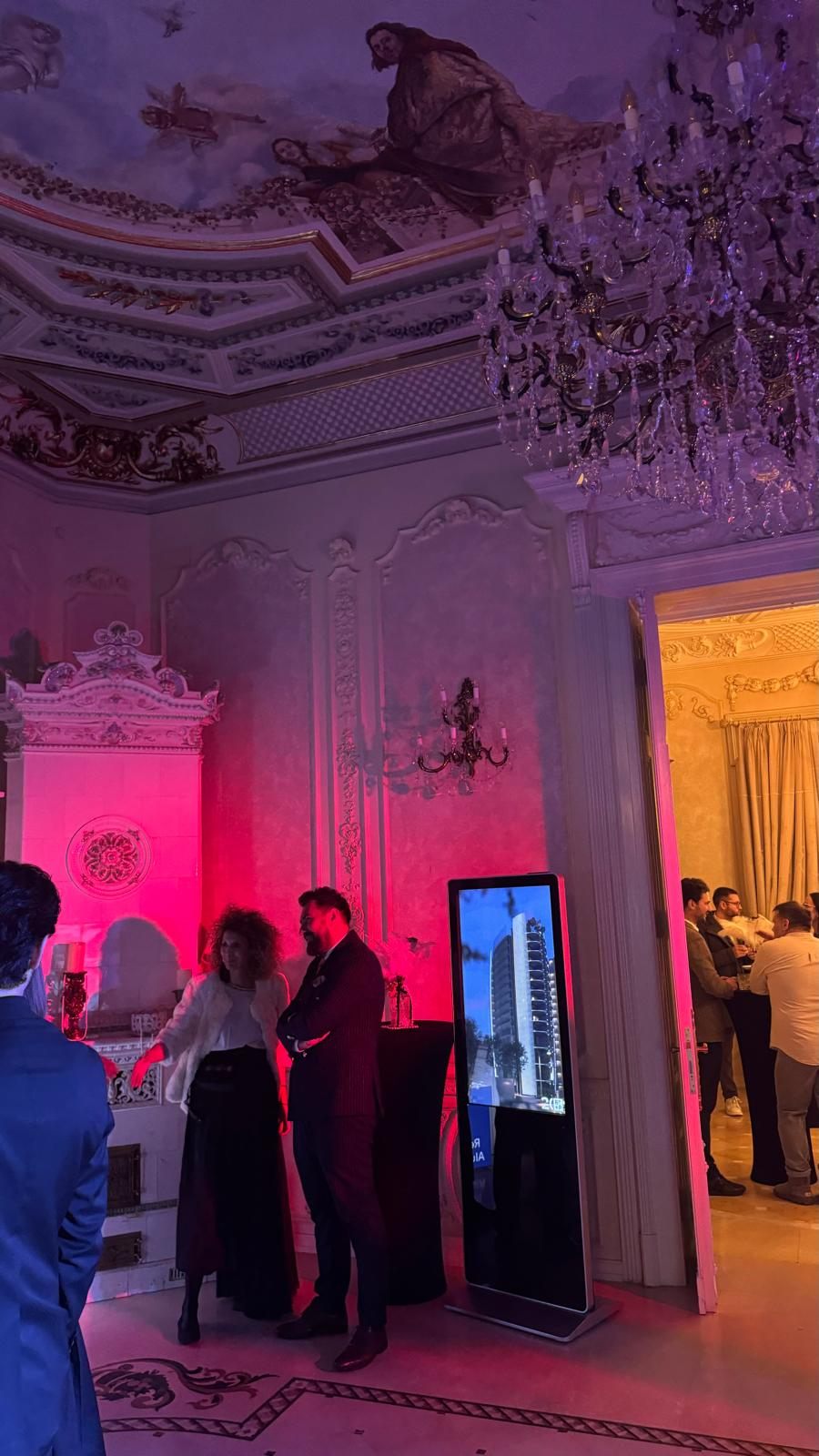 Salon în lumini roz, petrecere aniversară corporate