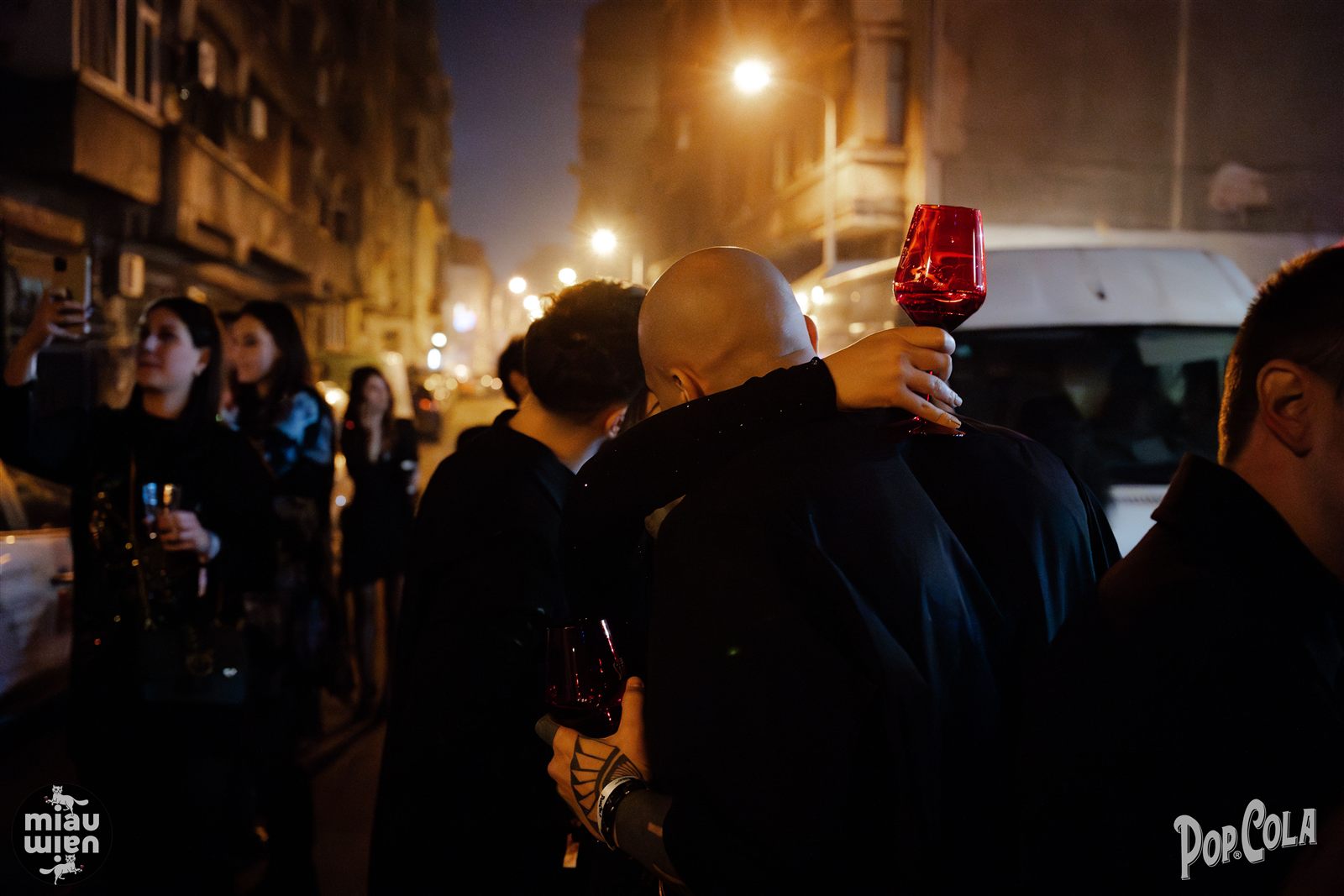 Invitați cu artificii de mână pe Strada Sfinților, la miezul nopții de Revelion