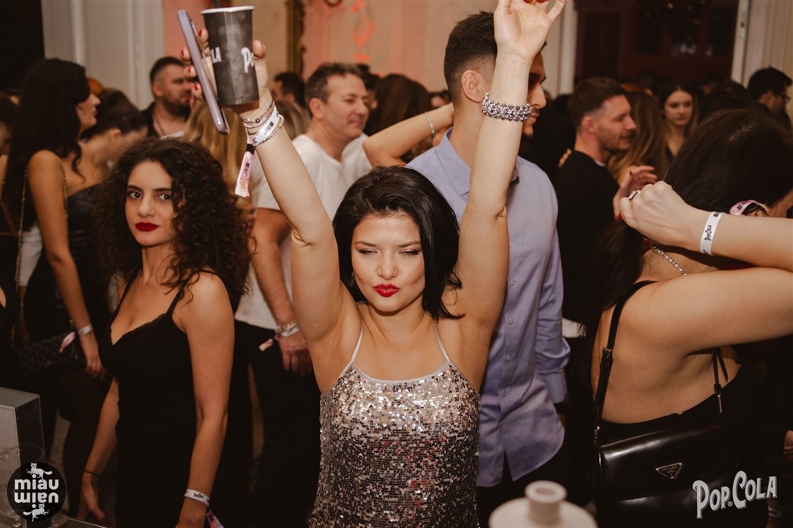 Dans în salonul Palatului la petrecerea de Revelion din București