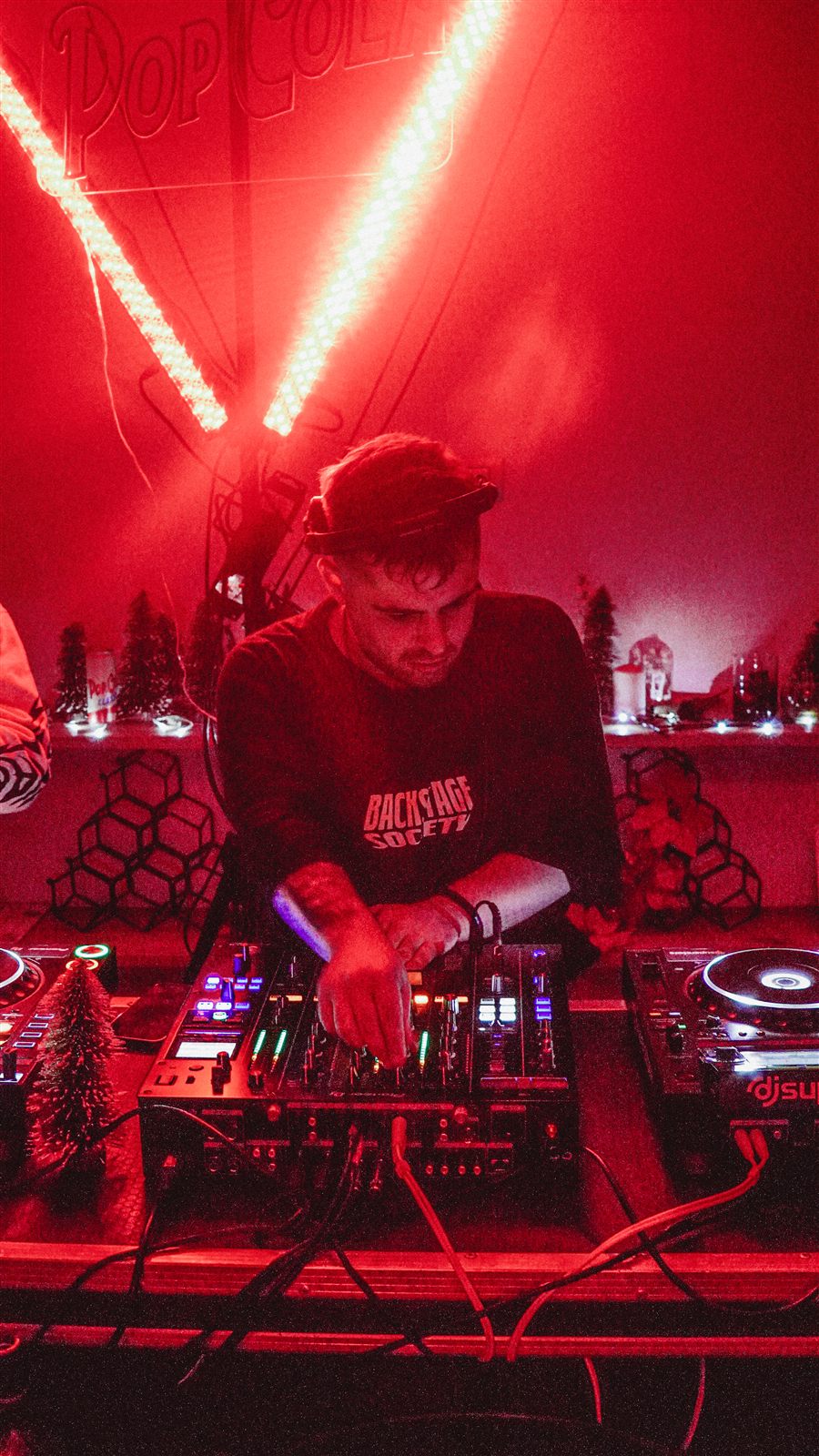 DJ în lumini roșii la petrecerea de Revelion de la Palat