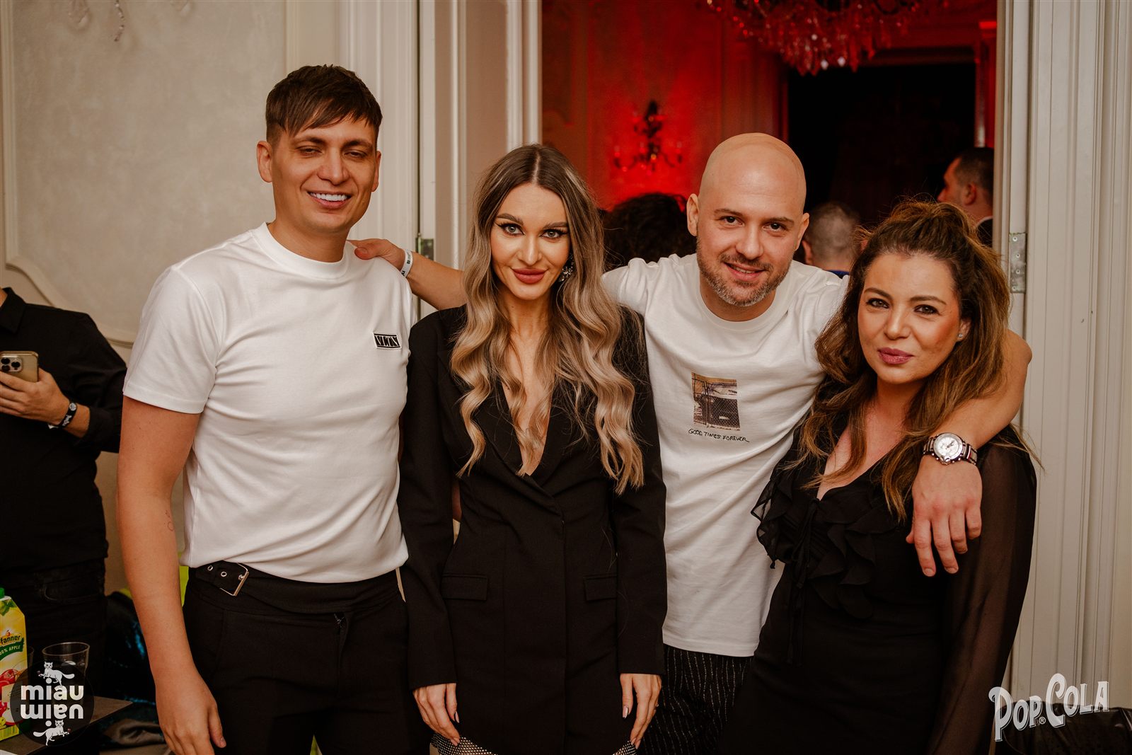 Grup de prieteni la petrecerea de Revelion din centrul Bucureștiului