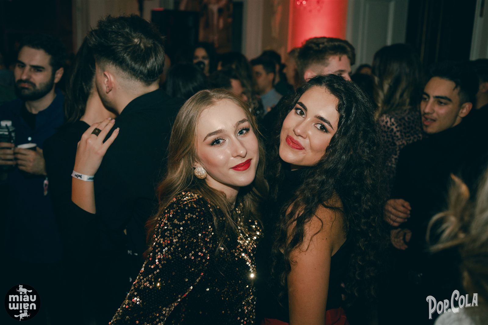 Invitate dansând la petrecerea de Revelion MiauMiau
