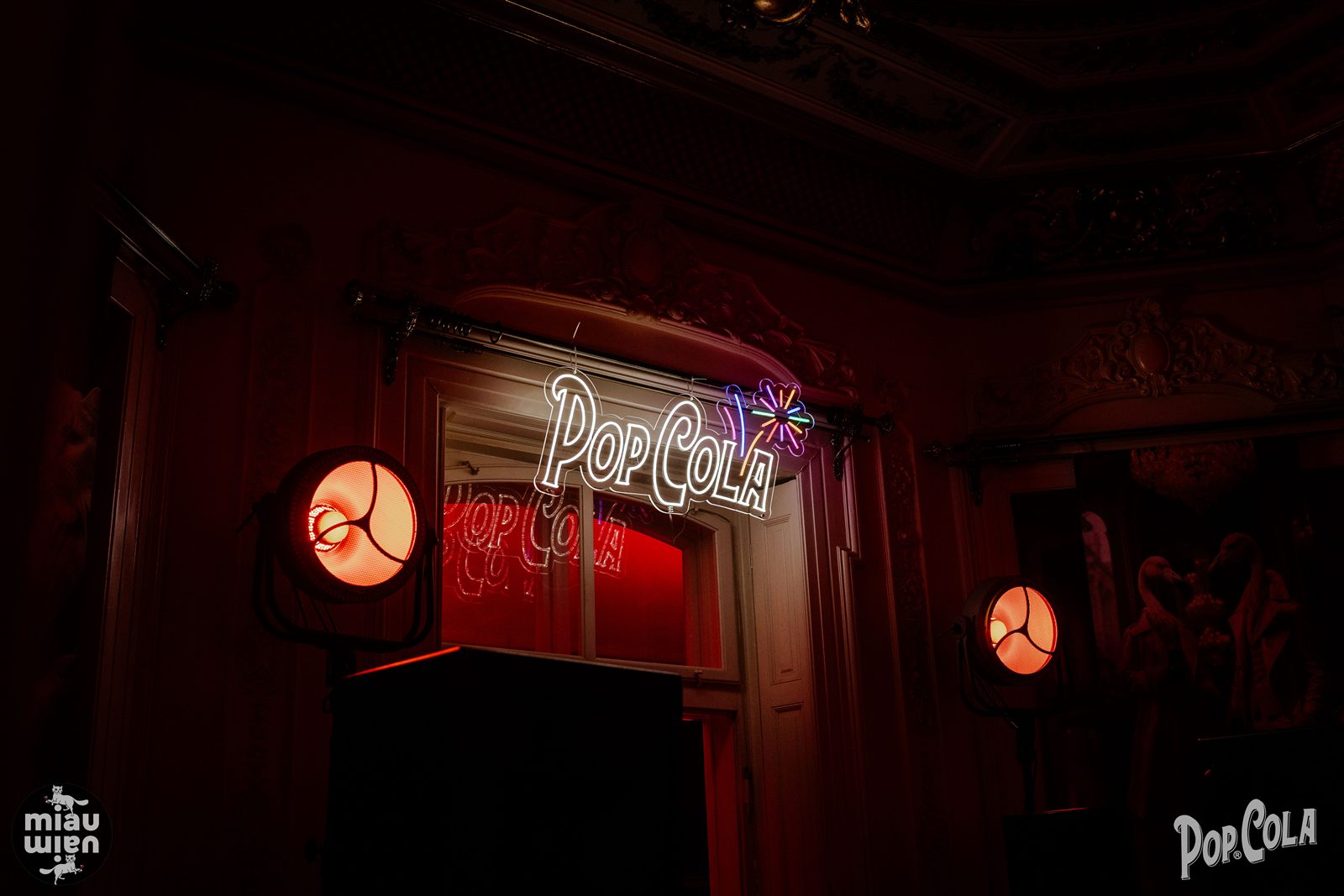 Lumini neon într-un salon al Palatului, petrecere de Revelion