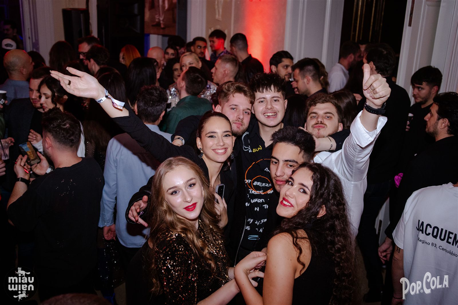 Petrecere plină în salonul Palatului, noaptea de Revelion