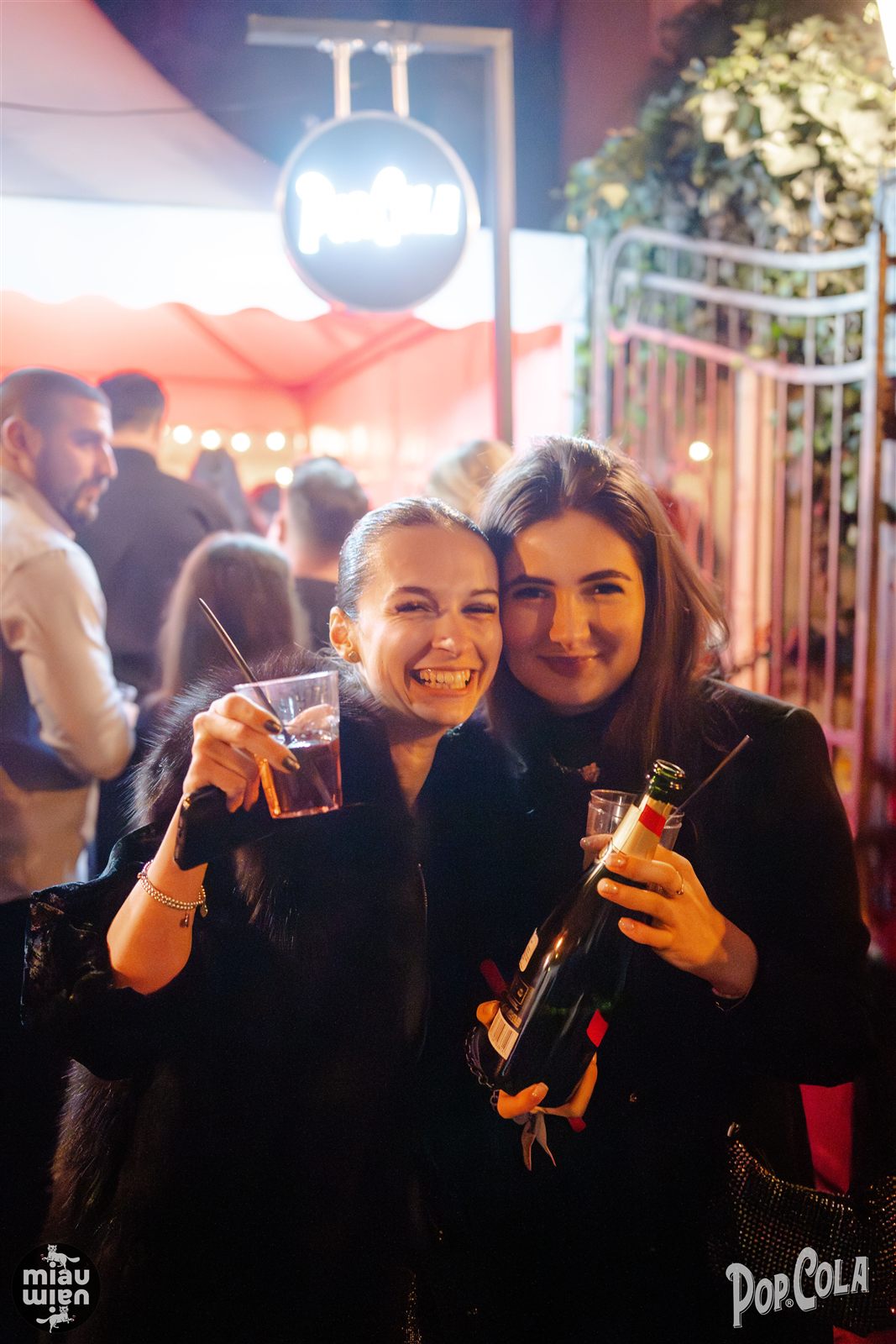 Prietene în curtea Palatului după miezul nopții