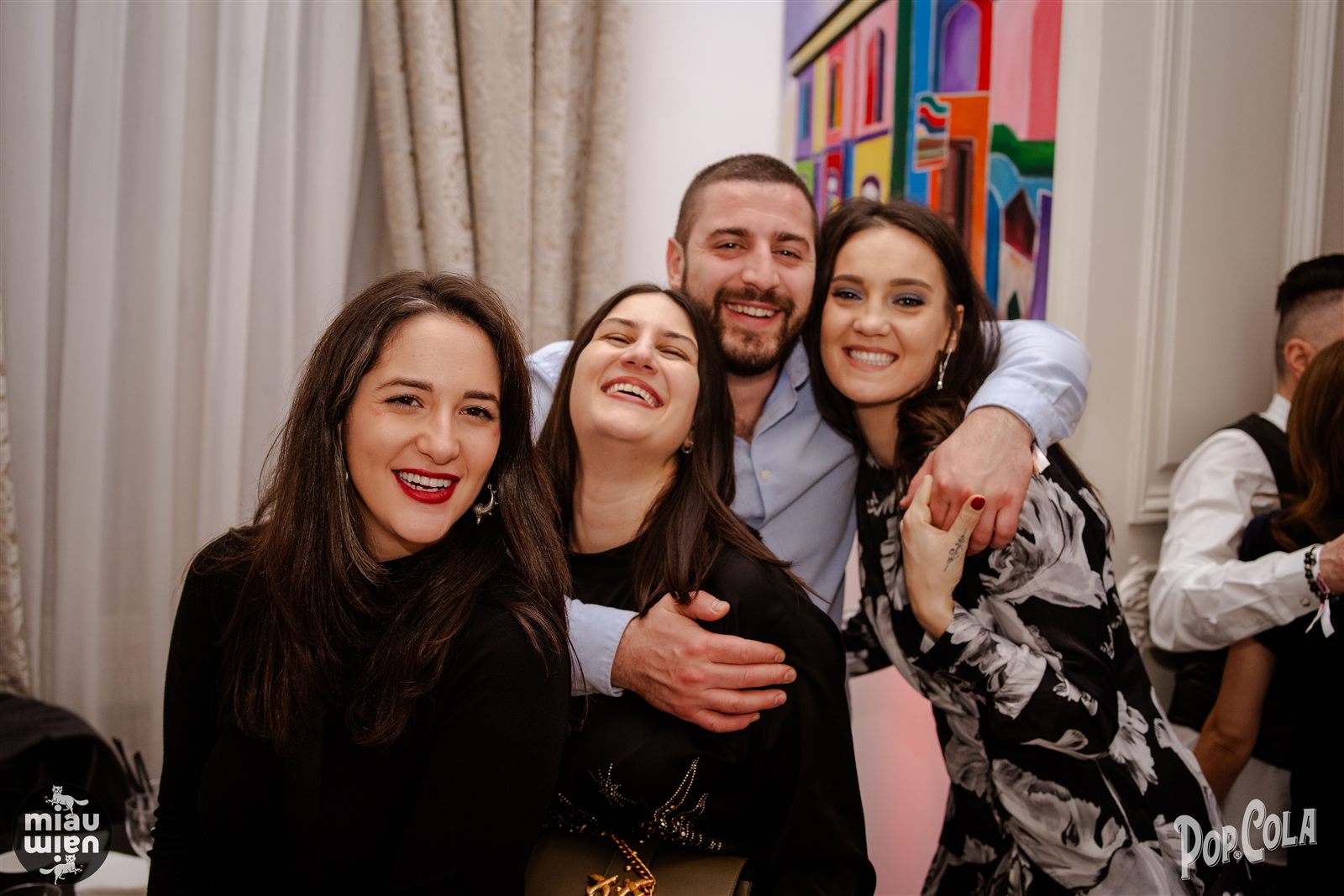 Prieteni la petrecerea de Revelion într-un salon istoric