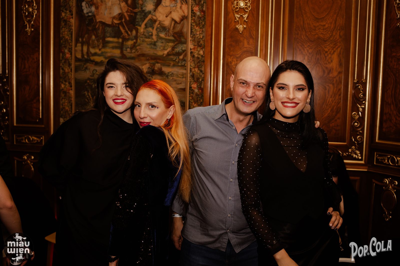 Prieteni în Salonul Regent, cu lambriuri de lemn, noaptea de Anul Nou