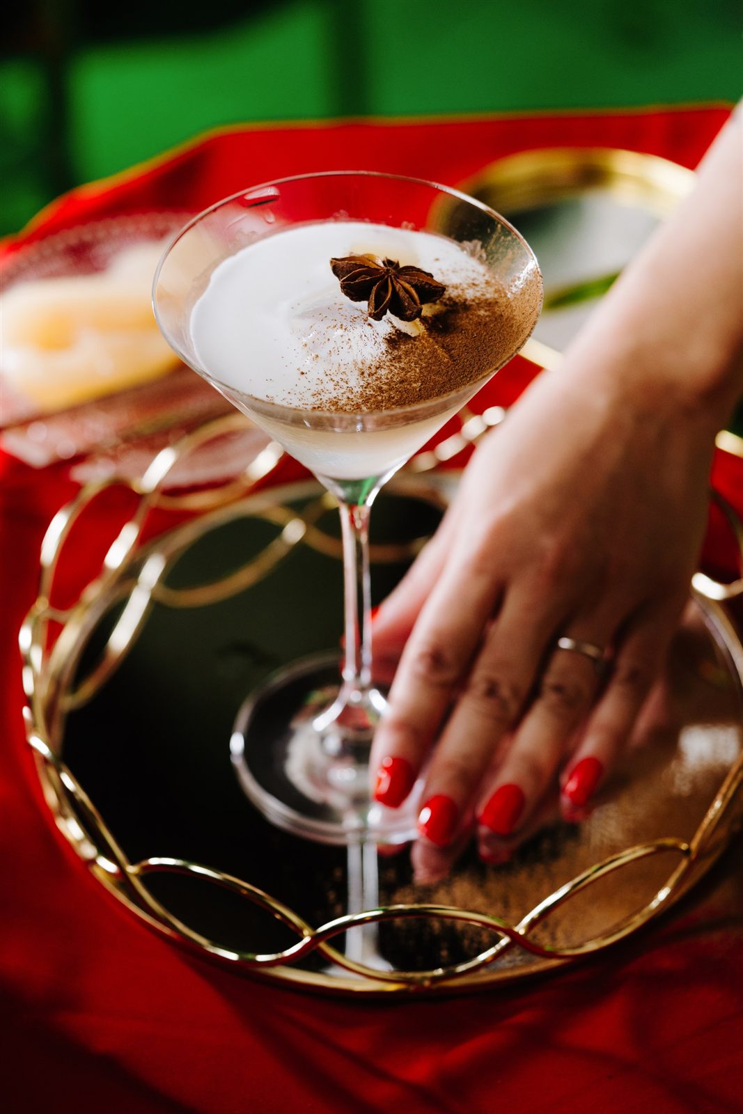 Cocktail alb cu anason stelat pe tavă aurie