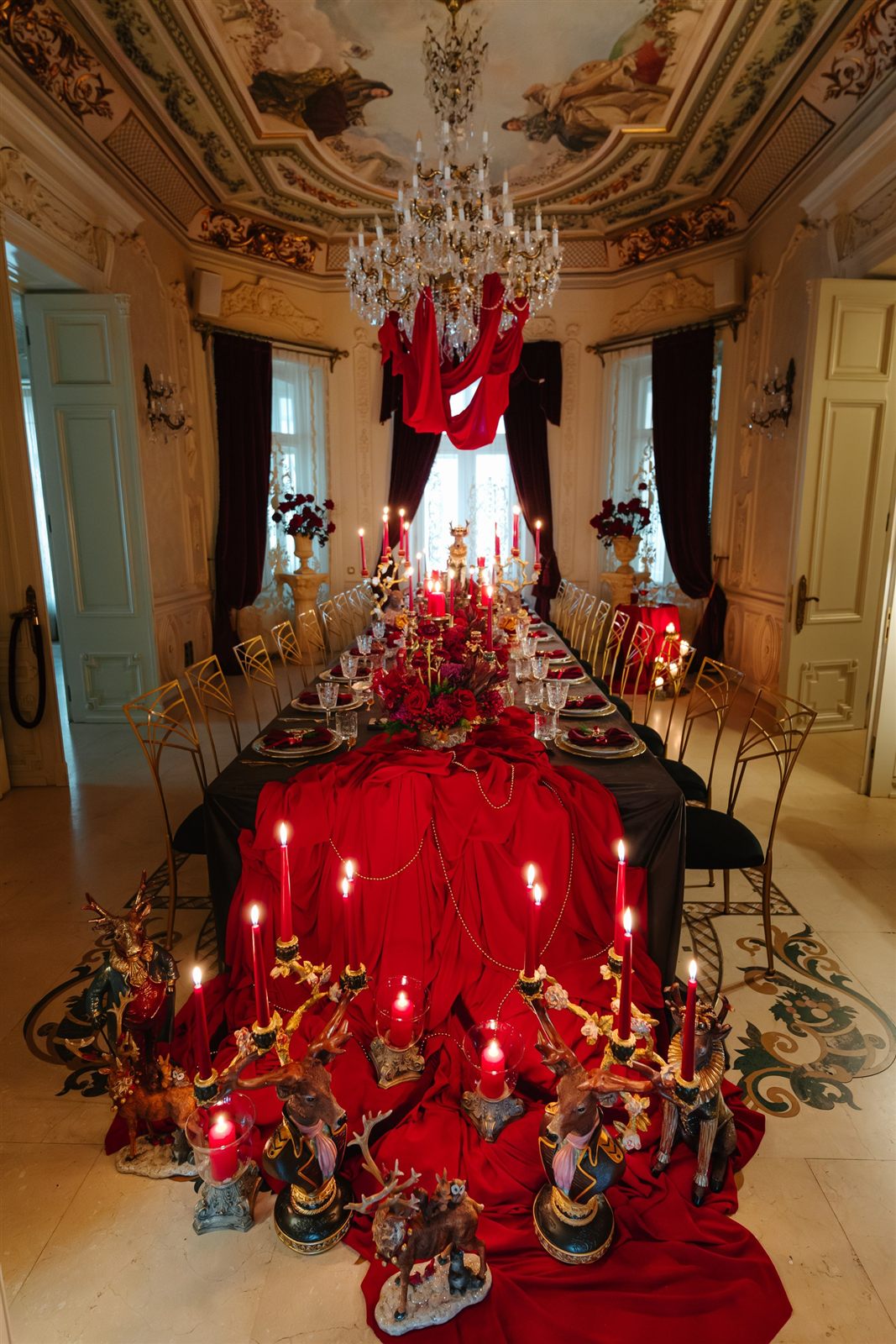 Compoziție din catifea roșie, sfeșnice aurii și lumânări, Palatul Noblesse