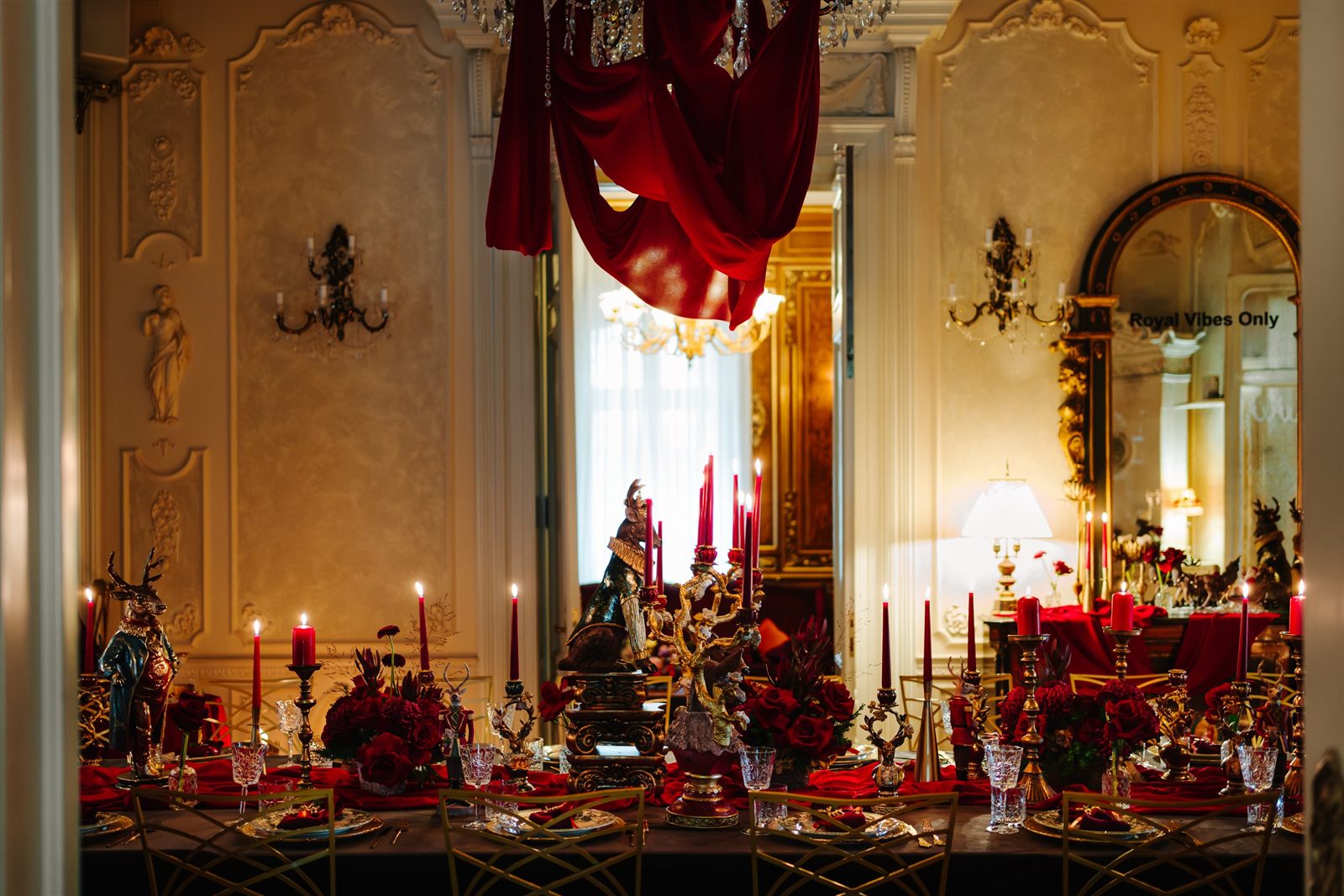 Decor regal de Crăciun cu catifea roșie drapată din candelabru, Royal Christmas Dinner