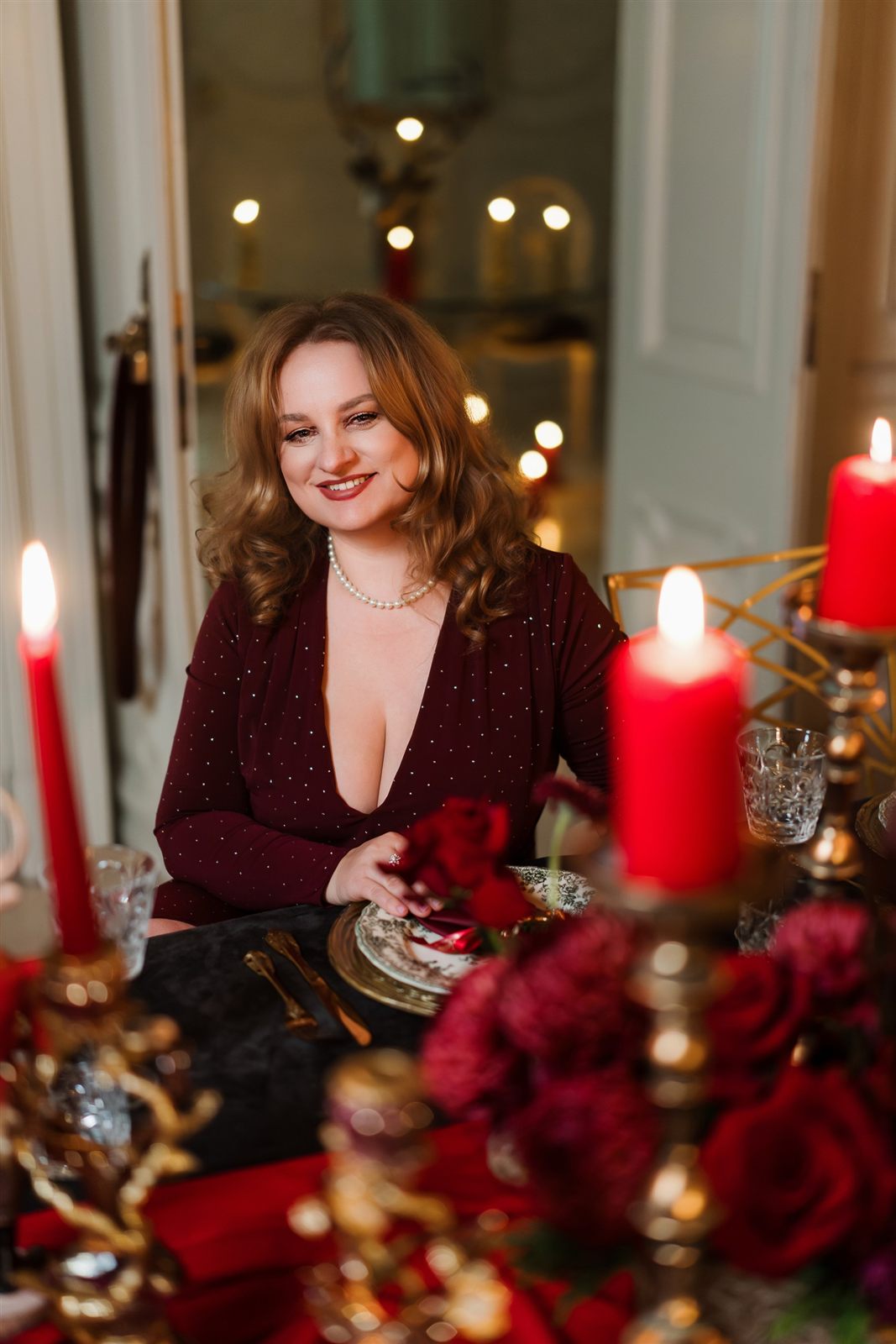 Gazda serii la masă, la lumina lumânărilor, Royal Christmas Dinner