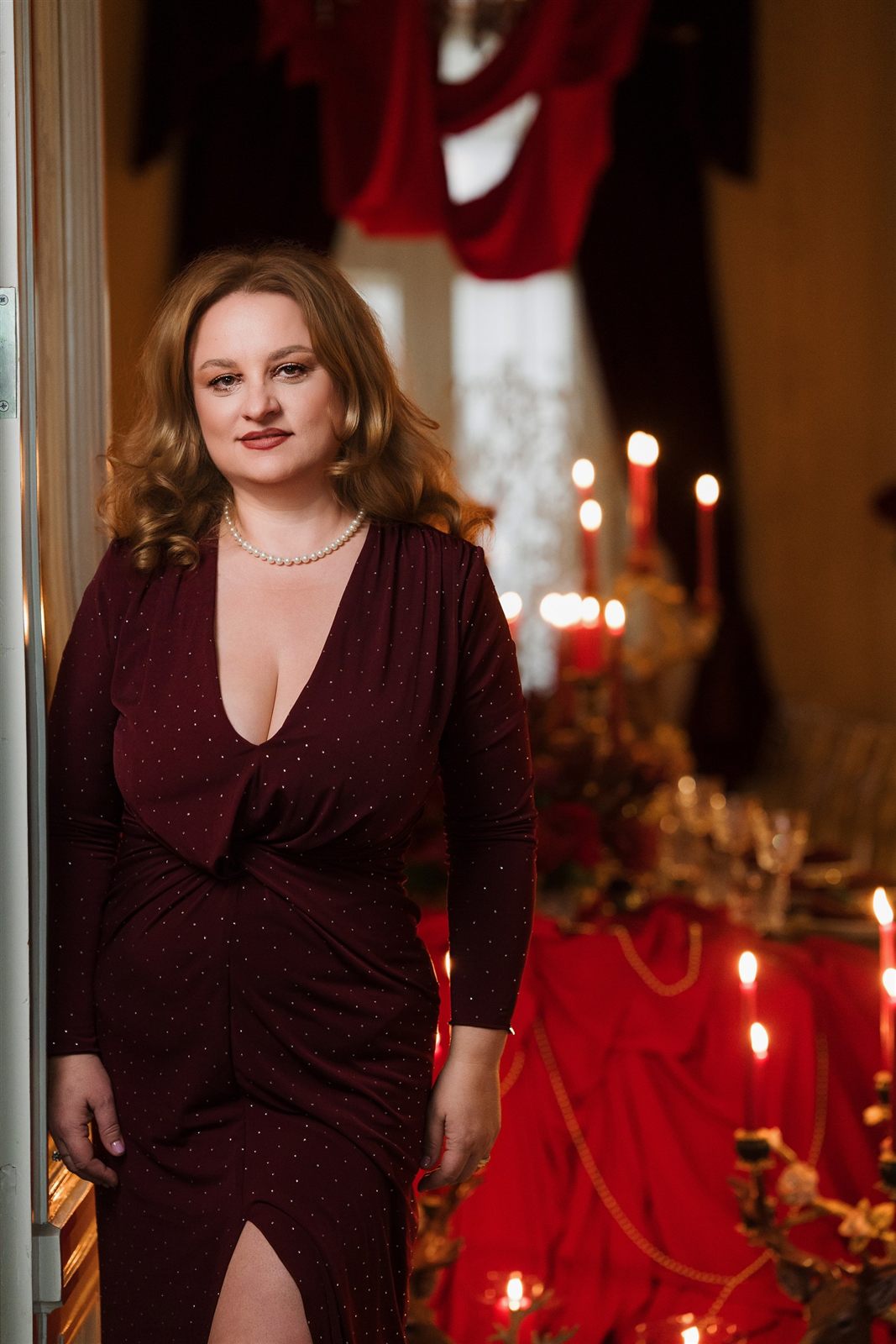 Gazda Palatului Noblesse în fața decorului regal de Crăciun