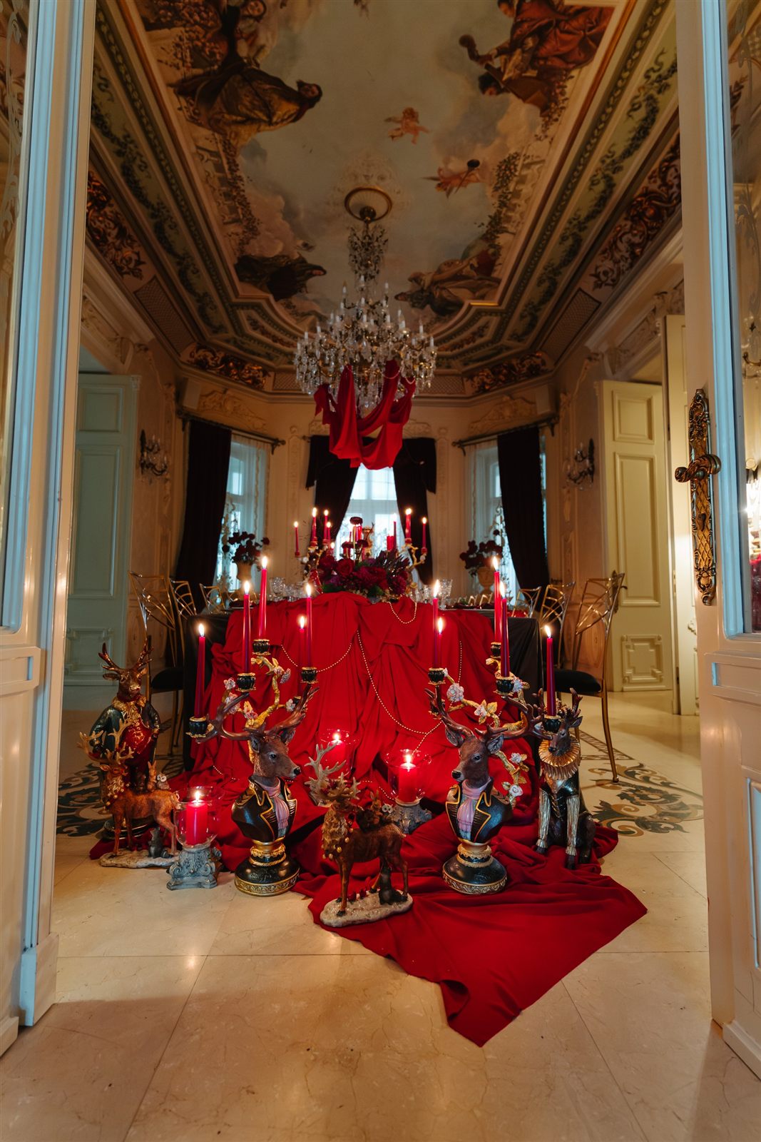 Masa de Crăciun Royal Christmas Dinner văzută prin ușile deschise ale salonului