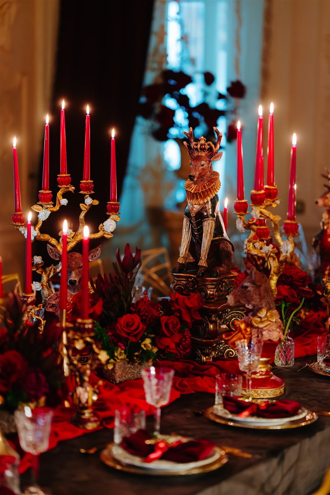 Masă festivă cu lumânări roșii și sfeșnice aurii, Royal Christmas Dinner