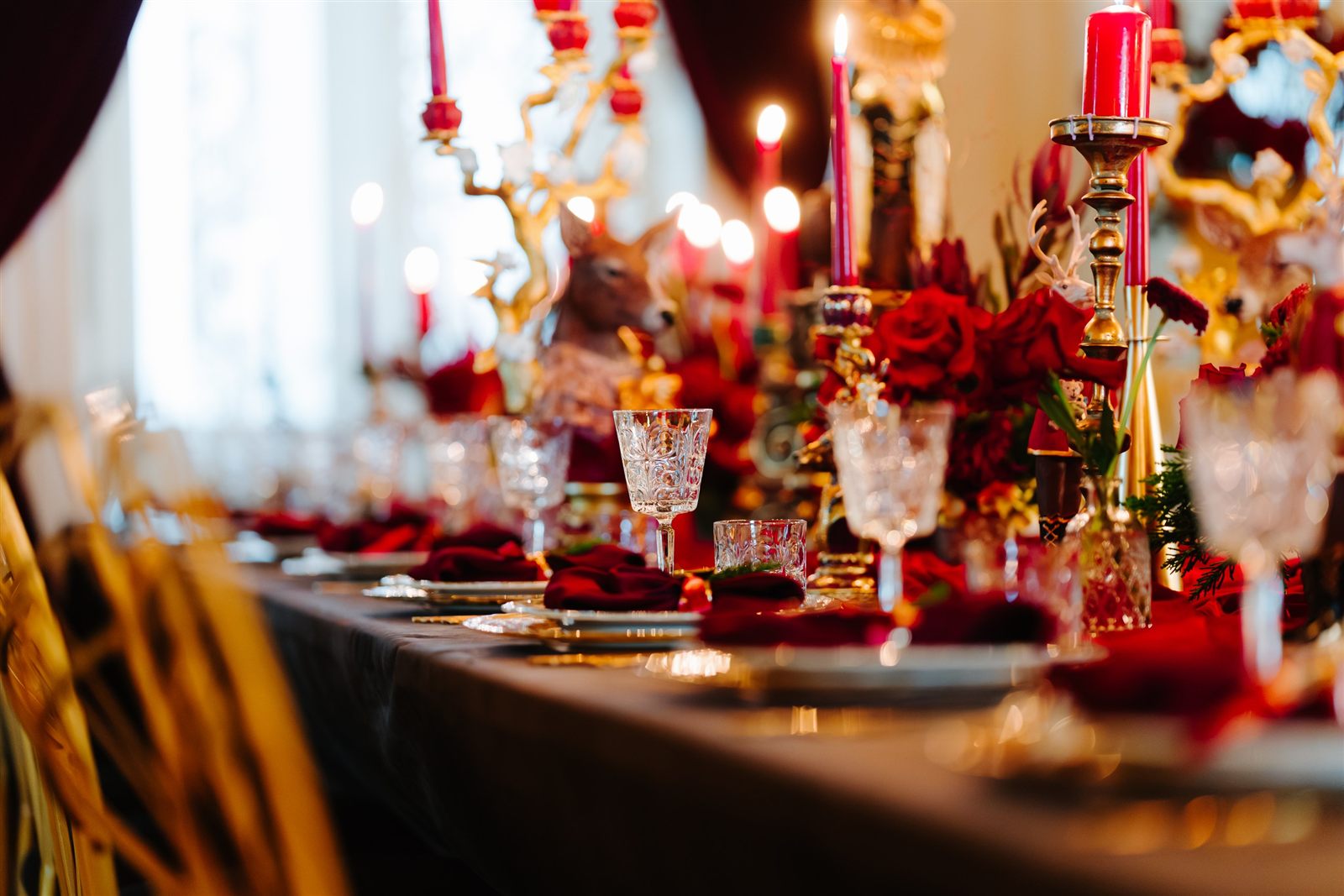 Masă lungă cu trandafiri roșii și pahare de cristal, Royal Christmas Dinner