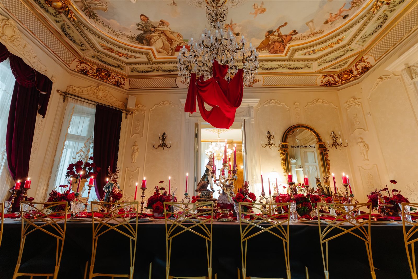 Masă regală de Crăciun sub plafonul pictat, Palatul Noblesse