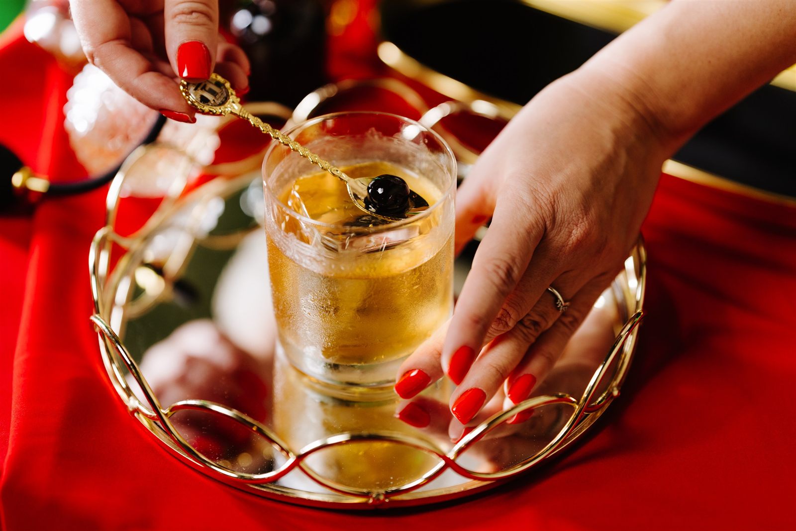 Mixolog adăugând garnitura unui cocktail de Crăciun