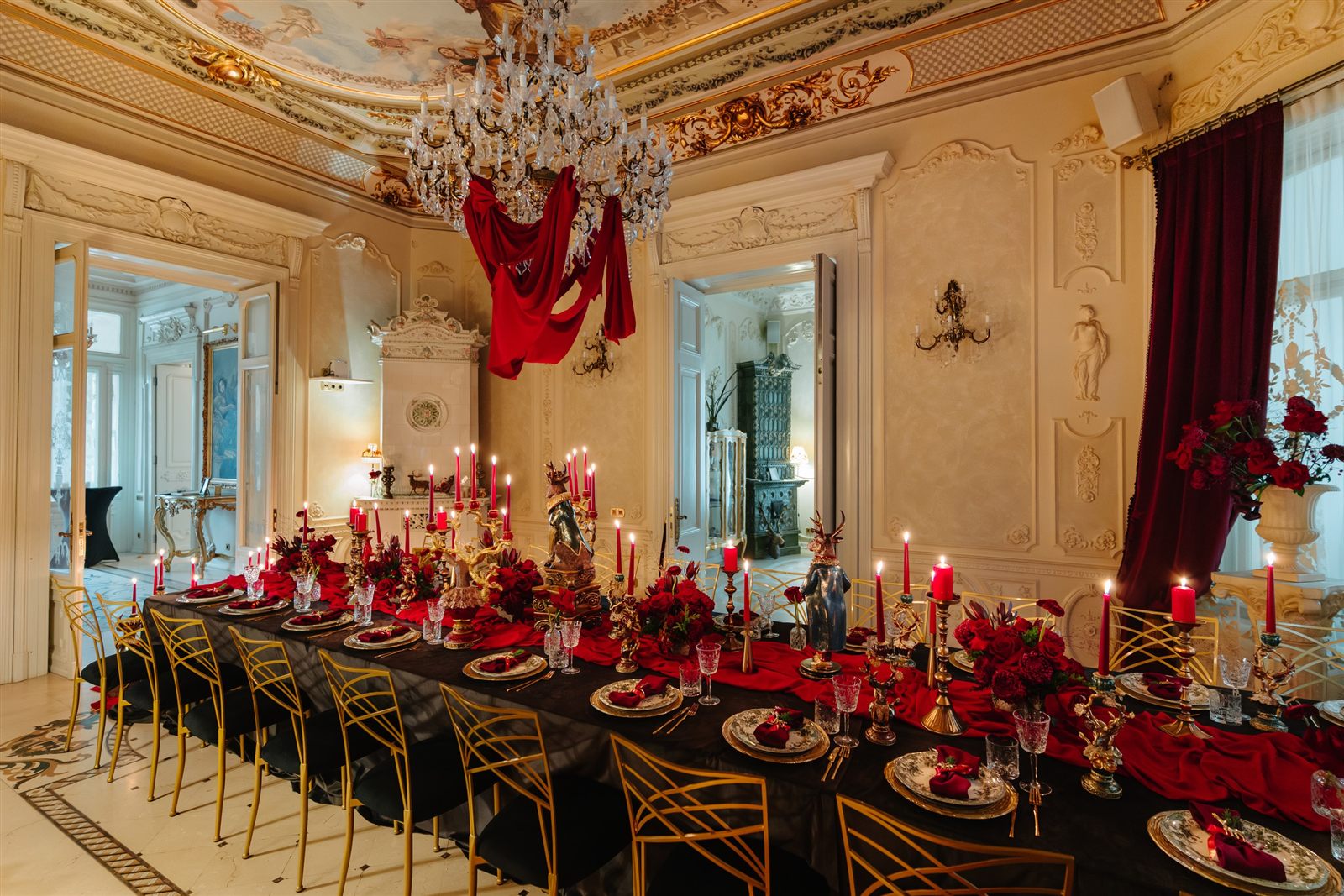 Masă lungă de Crăciun sub candelabrul de cristal al Salonului Baroque, conceptul Royal Christmas Dinner