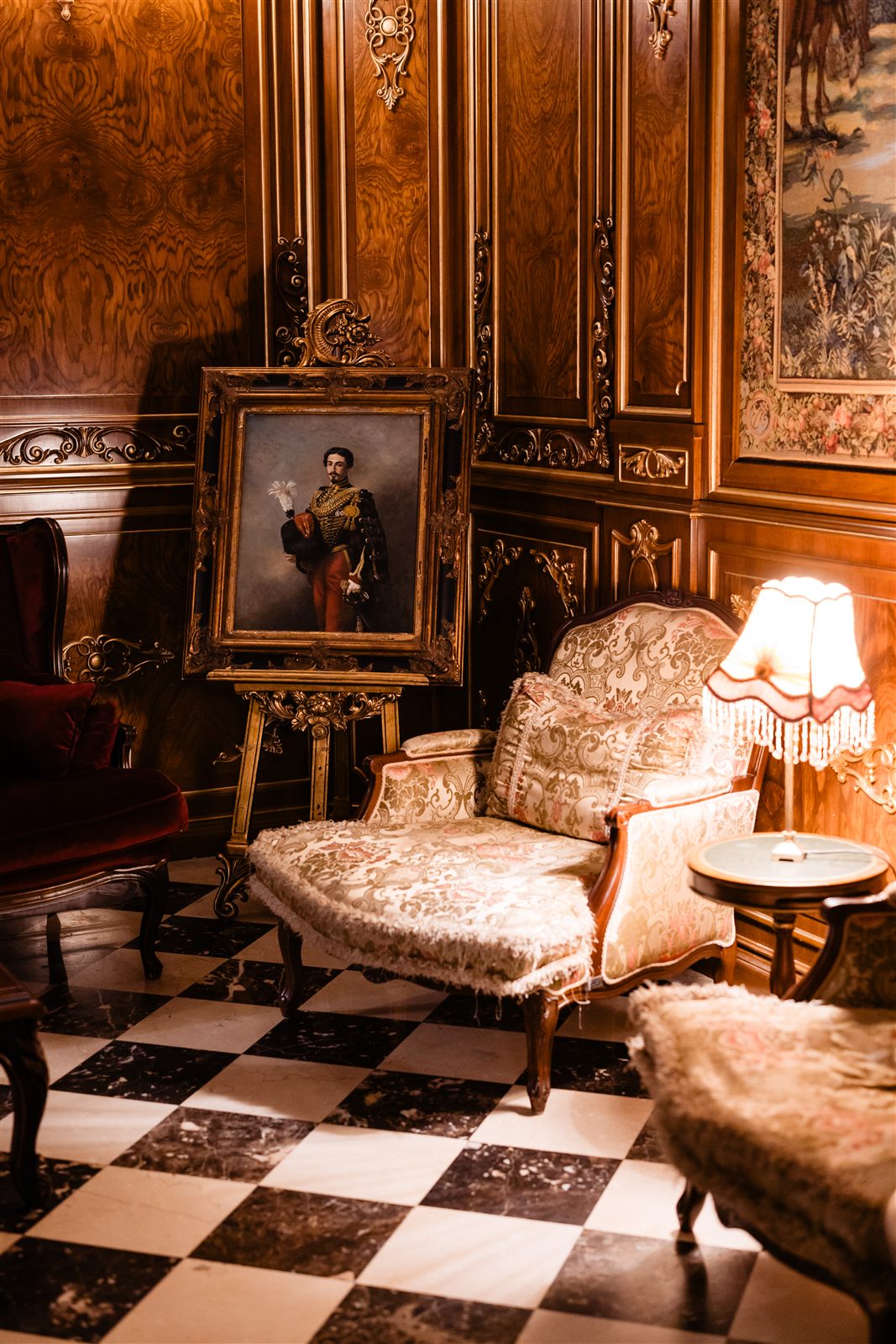 Salonul Regent cu lambriuri de nuc, fotolii Ludovic XV și pardoseală în șah — locul pentru Cigar Experience