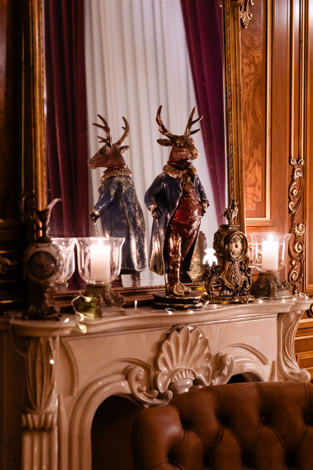 Șemineul din Salonul Regent cu figurine de cerbi și lumânări, decor de Crăciun