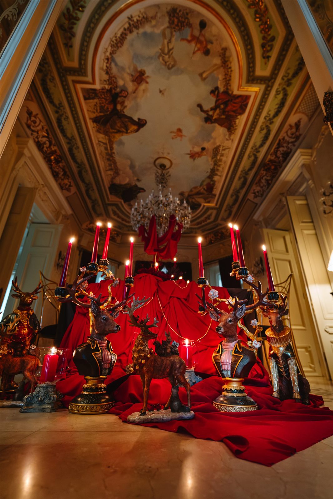 Scenografie de Crăciun sub plafonul pictat al Salonului Baroque