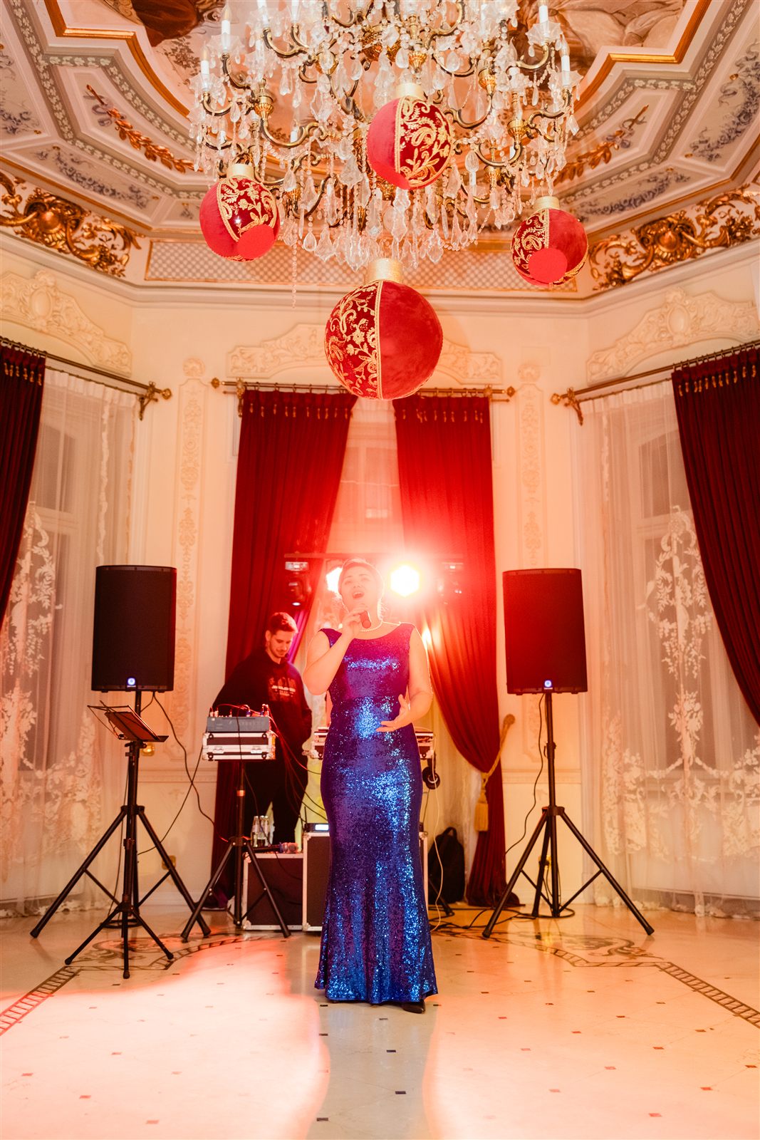 Solistă cântând live în Salonul Baroque, sub candelabrul de cristal, la un eveniment de Crăciun