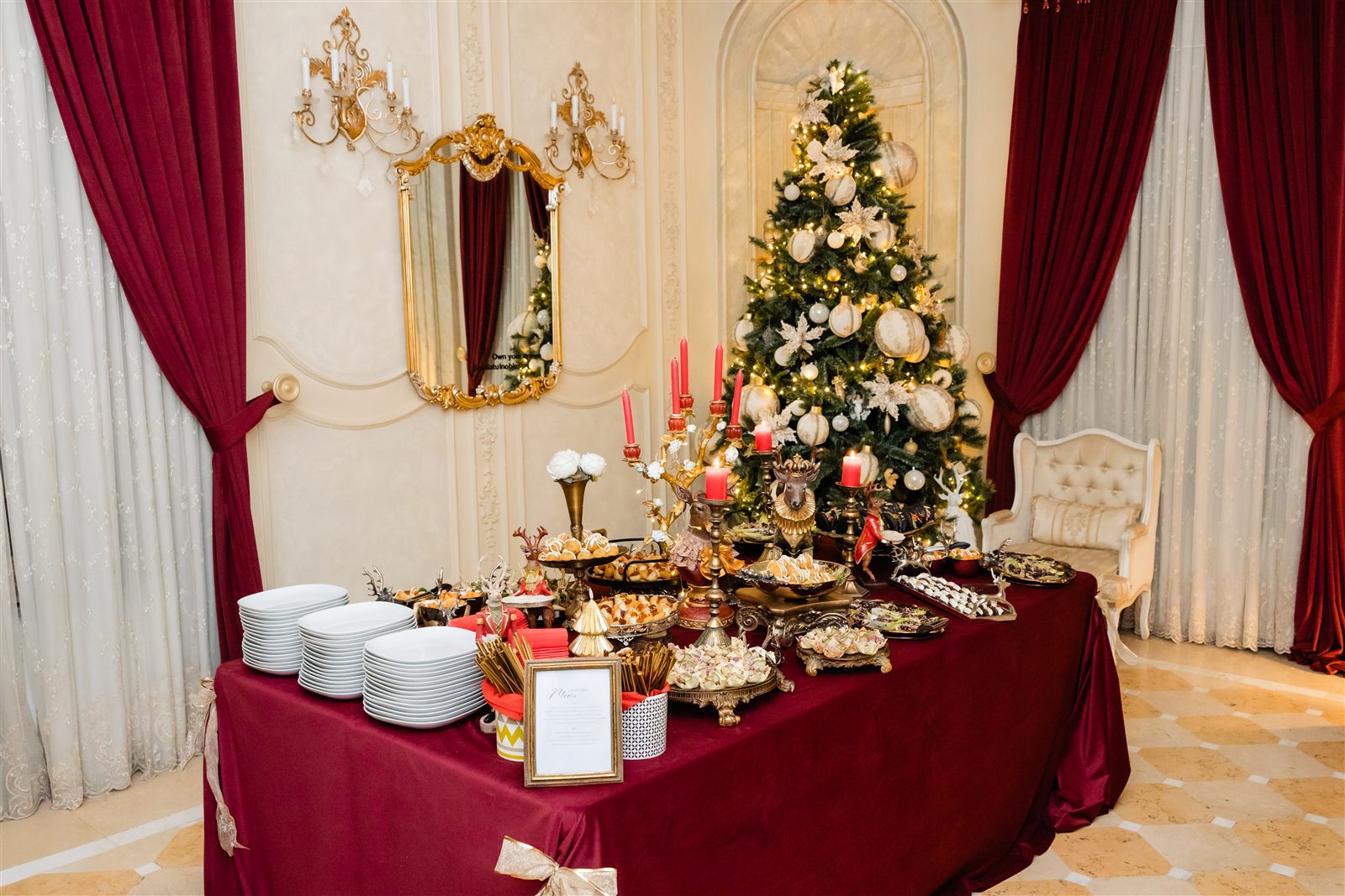 Bufet de Crăciun într-un salon al Palatului Noblesse, cu brad și sfeșnice