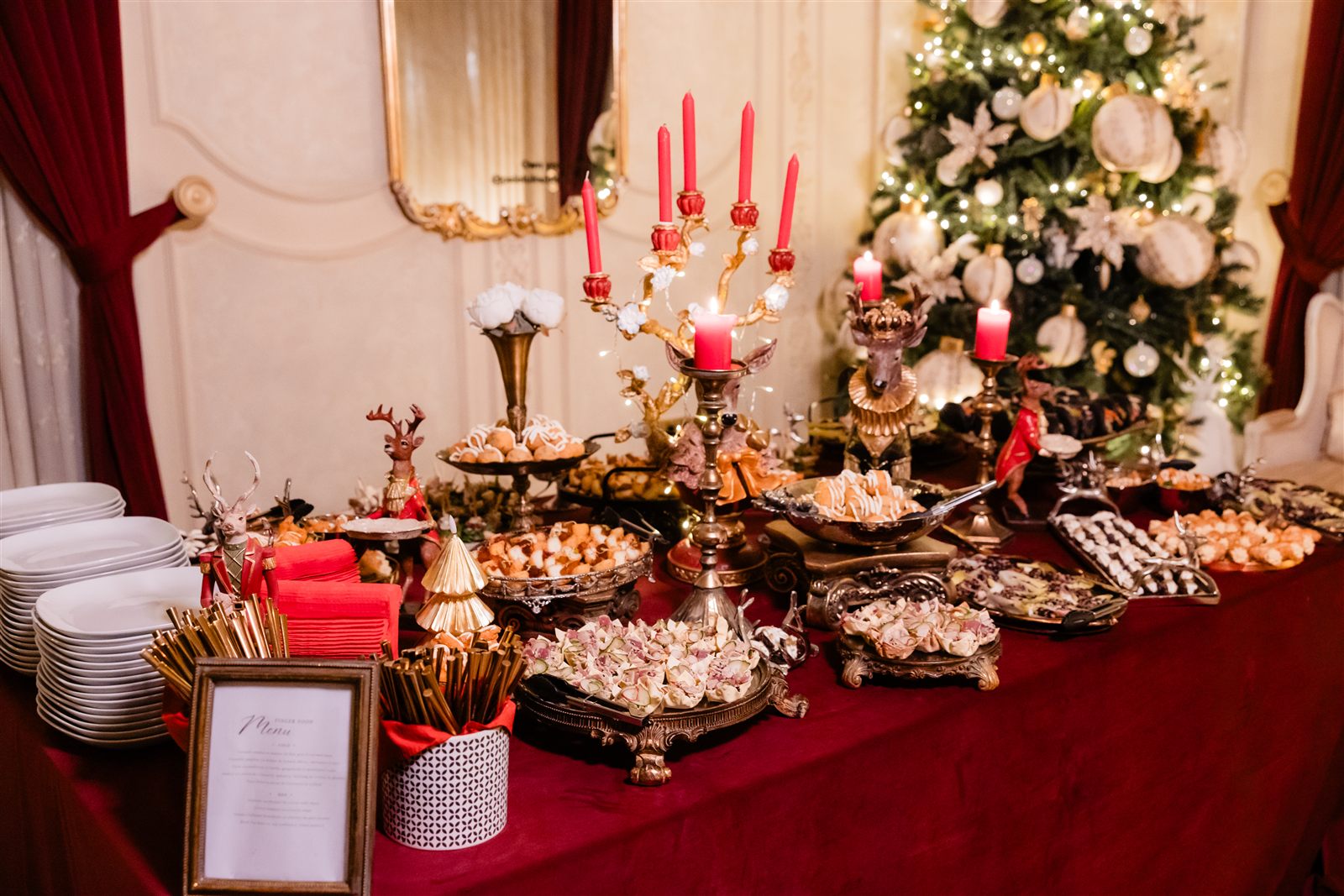 Bufet festiv cu sfeșnice aurii și catifea bordo, bucătăria Palatului