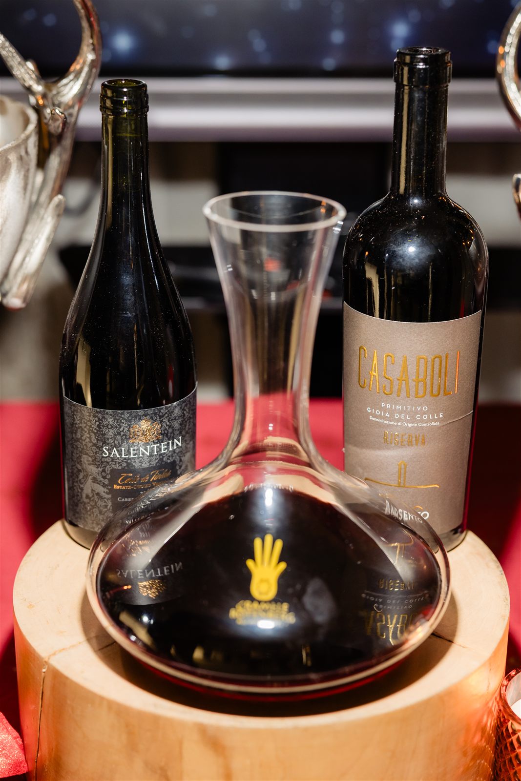 Decantor cu vin roșu și sticle de vin la evenimentul corporate