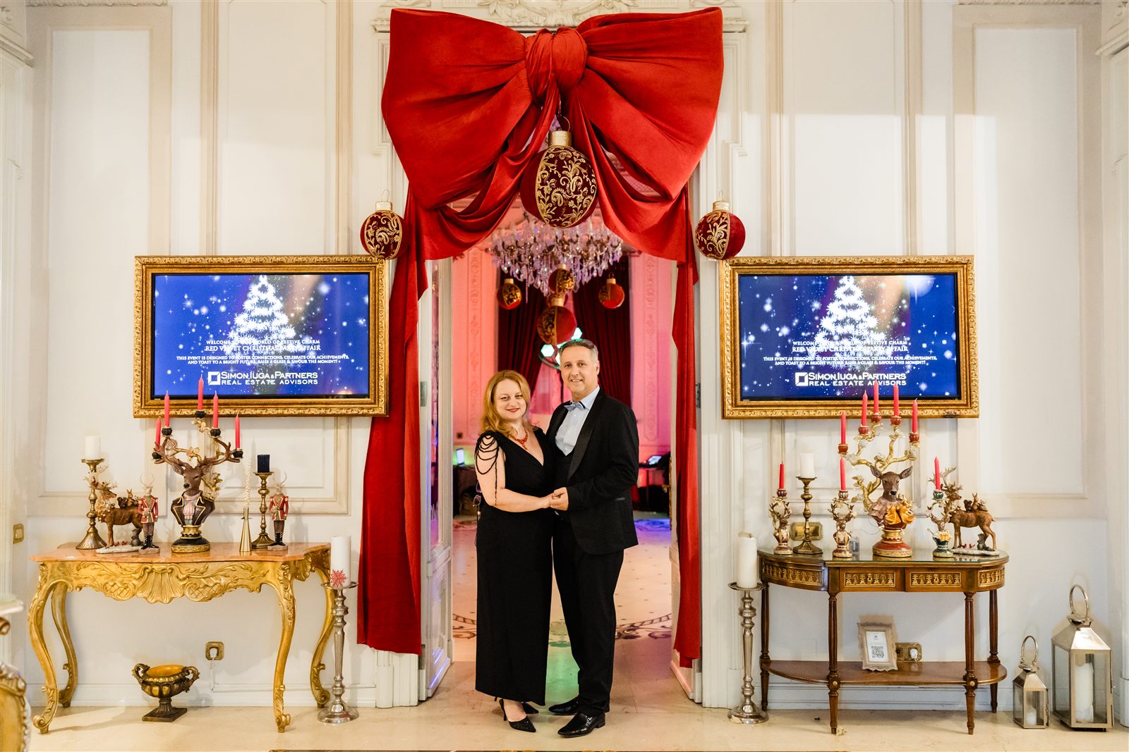 Invitați fotografiați la photocorner-ul cu fundă roșie, eveniment de sfârșit de an