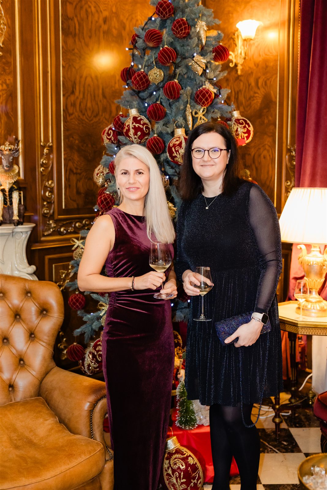 Invitate fotografiate lângă bradul din Salonul Regent