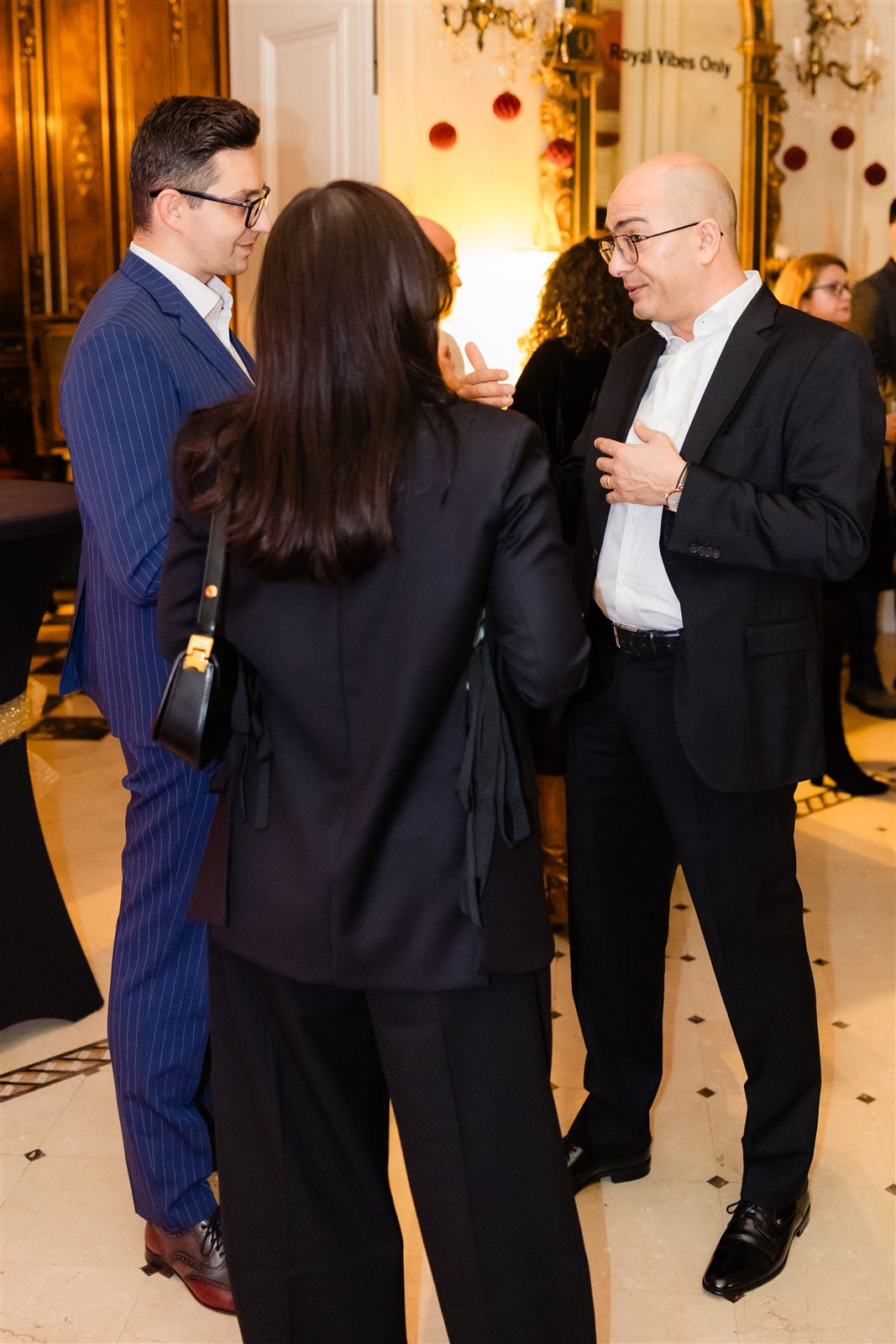 Networking la mesele înalte dintr-un salon al Palatului Noblesse